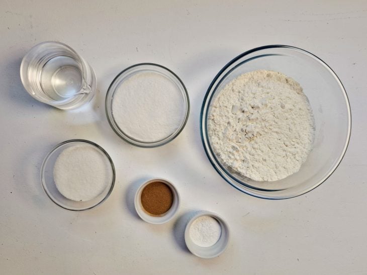 ingredientes reunidos com bolinho de chuva simples com água
