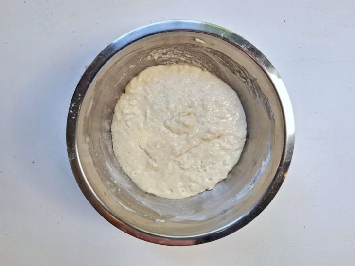 massa de bolinho de chuva em um recipiente