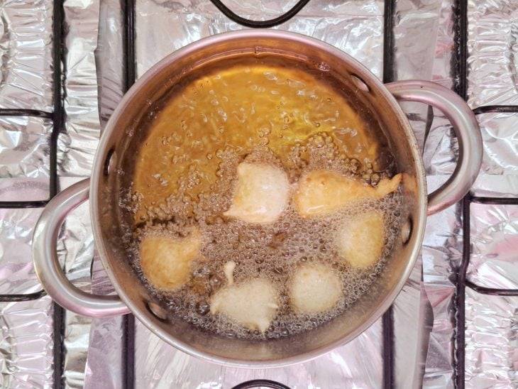 bolinho de chuva fritando