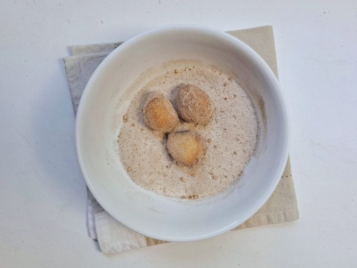 bolinho de chuva polvilhado com açúcar e canela