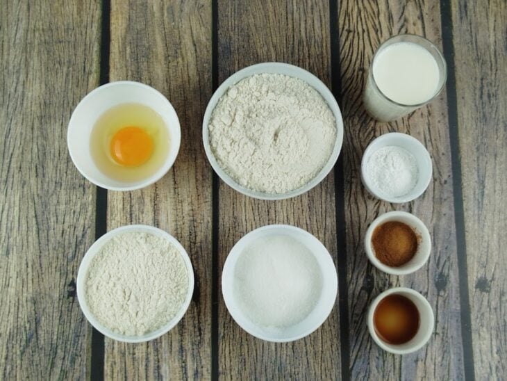 Ingredientes separados e organizados sobre a bancada antes do preparo da massa.