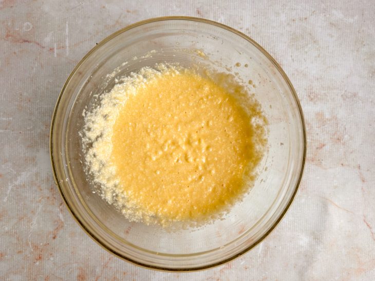 Ingredientes misturados num tigela.