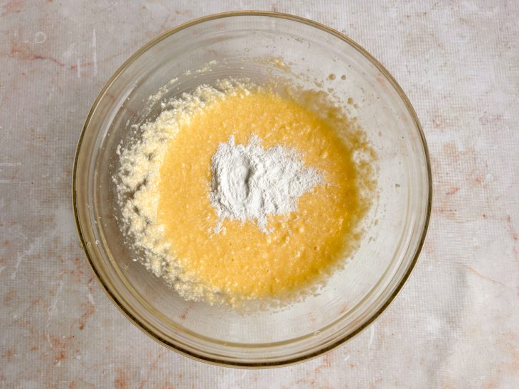 Fermento incorporado na tigela com os ingredientes.