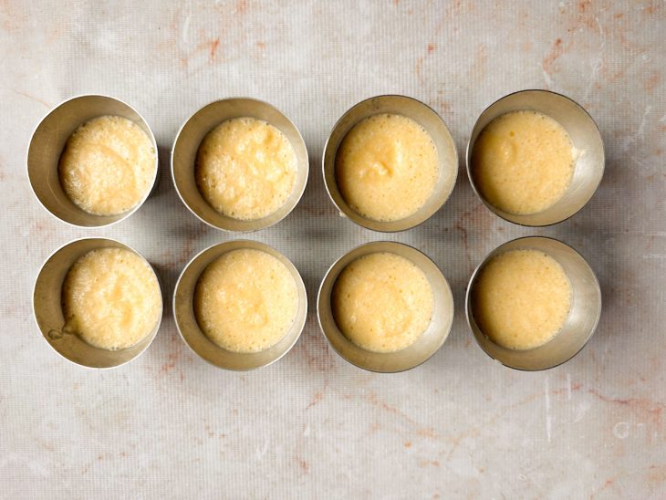 Massa despejada em forminhas.