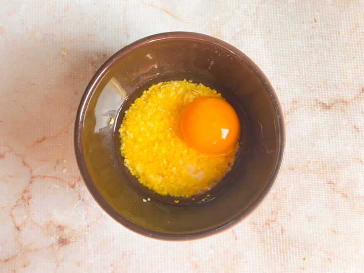 Flocão hidratado e ovo numa tigela.