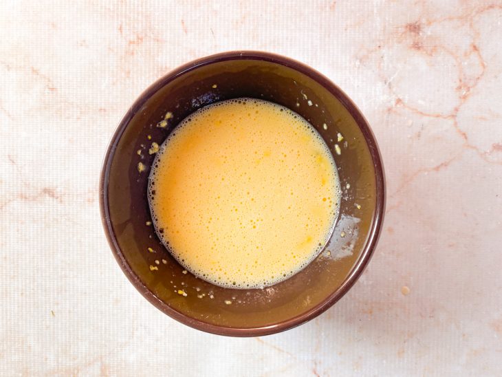 Ingredientes misturados no recipiente.