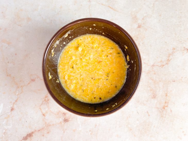 Temperos e fermentos incorporados na tigela.