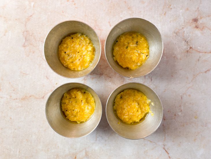 Massa colocada nas forminhas.