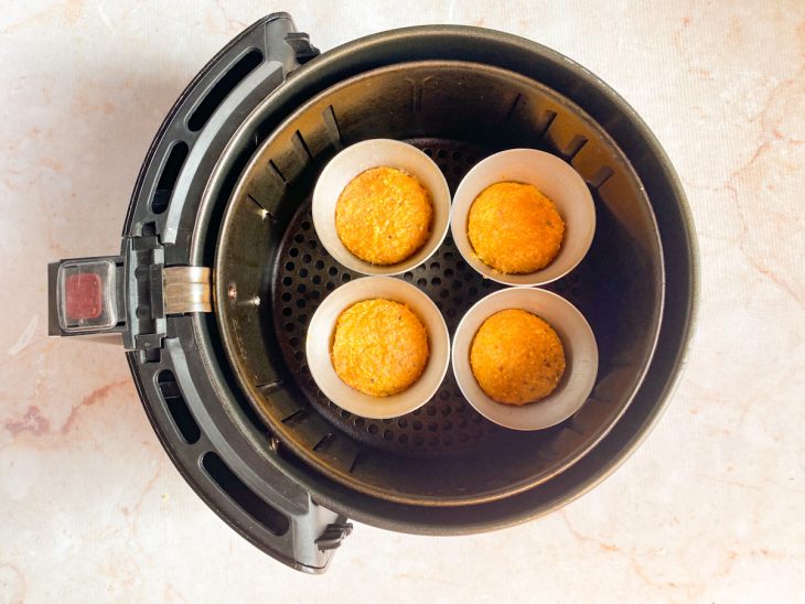 Forminhas acomodadas no cesto da air fryer.