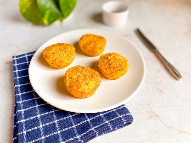 Bolinhos de cuscuz assado prontos para consumo.