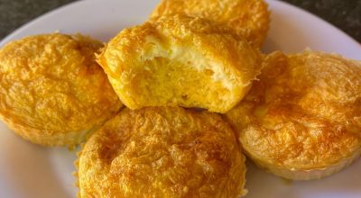 Bolinho de cuscuz assado