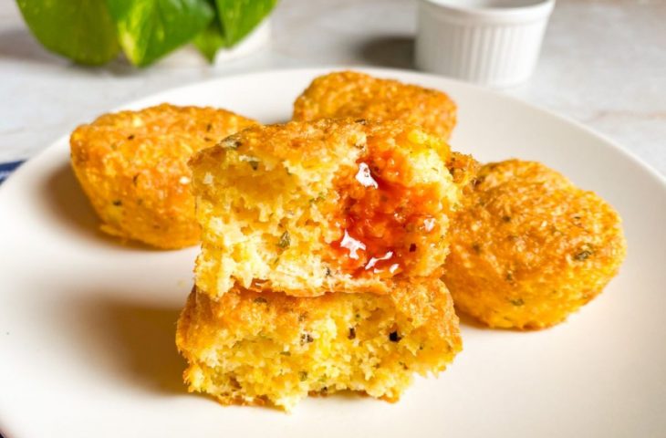 Bolinho de cuscuz assado
