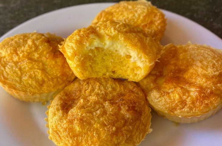 Bolinho de cuscuz assado