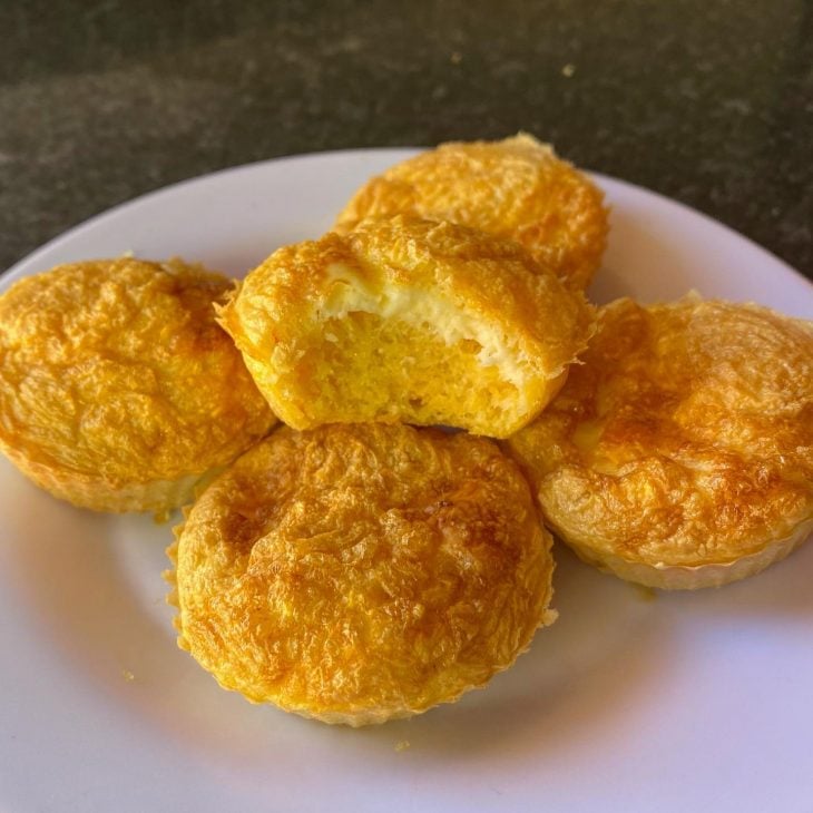 Bolinho de cuscuz assado