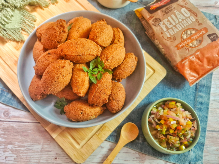 bolinho de feijão-fradinho servido com vinagrete