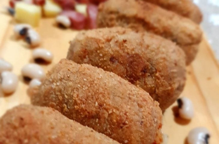 Bolinho de feijão fradinho com calabresa