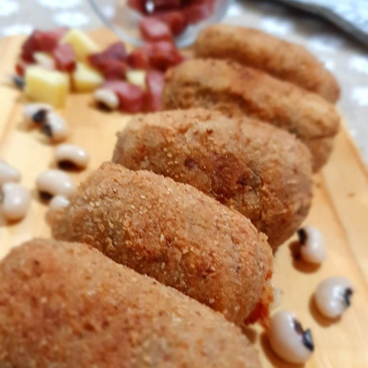 Bolinho de feijão fradinho com calabresa