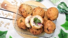 Bolinho de feijão fradinho com ora-pro-nóbis