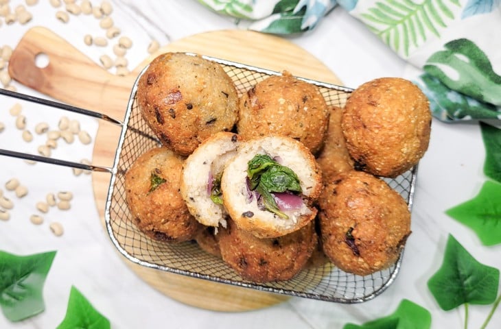 Bolinho de feijão fradinho com ora-pro-nóbis