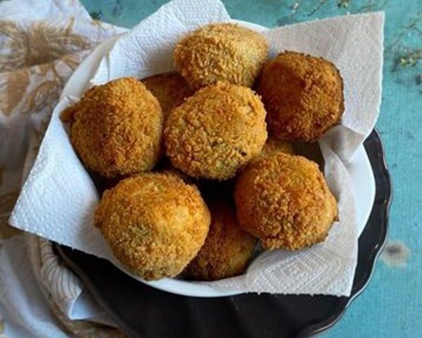 Bolinho de feijão-fradinho e queijo