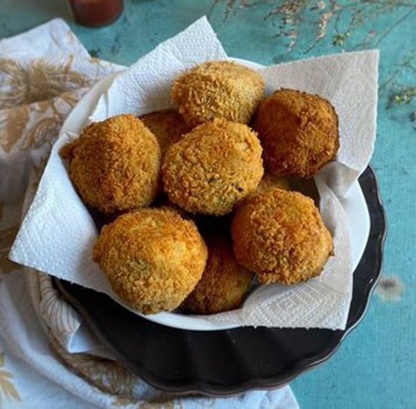 Bolinho de feijão-fradinho e queijo