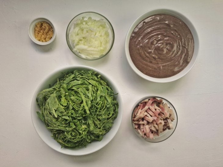 Recipientes com feijoada batida e ingredientes picados.
