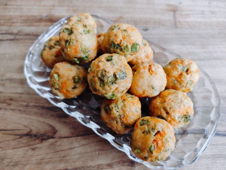 Bolinho de frango com legumes prontos para servir.