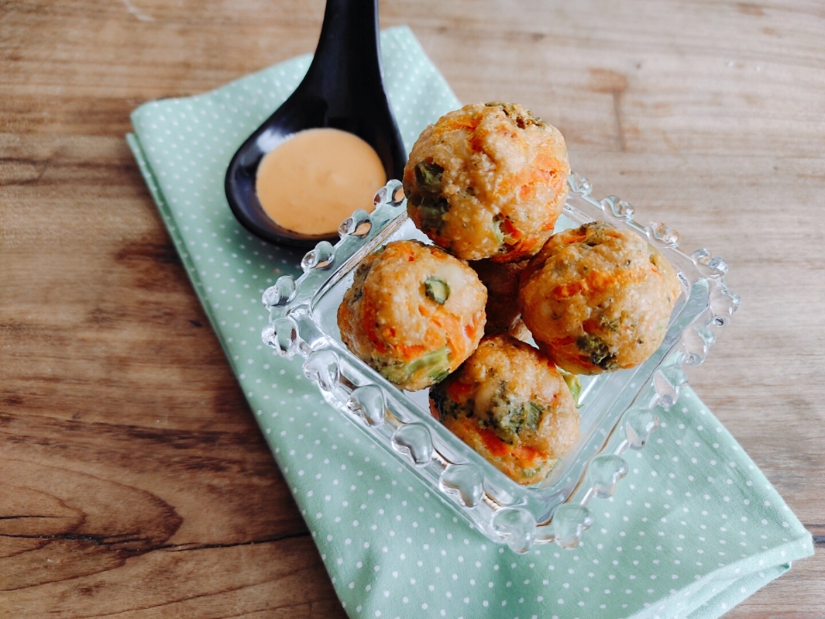 Bolinho de frango com legumes