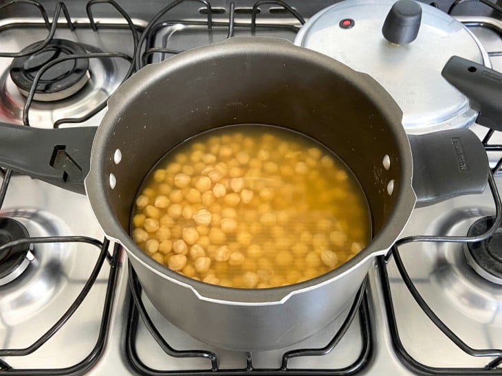 Panela de pressão com grão-de-bico e água.