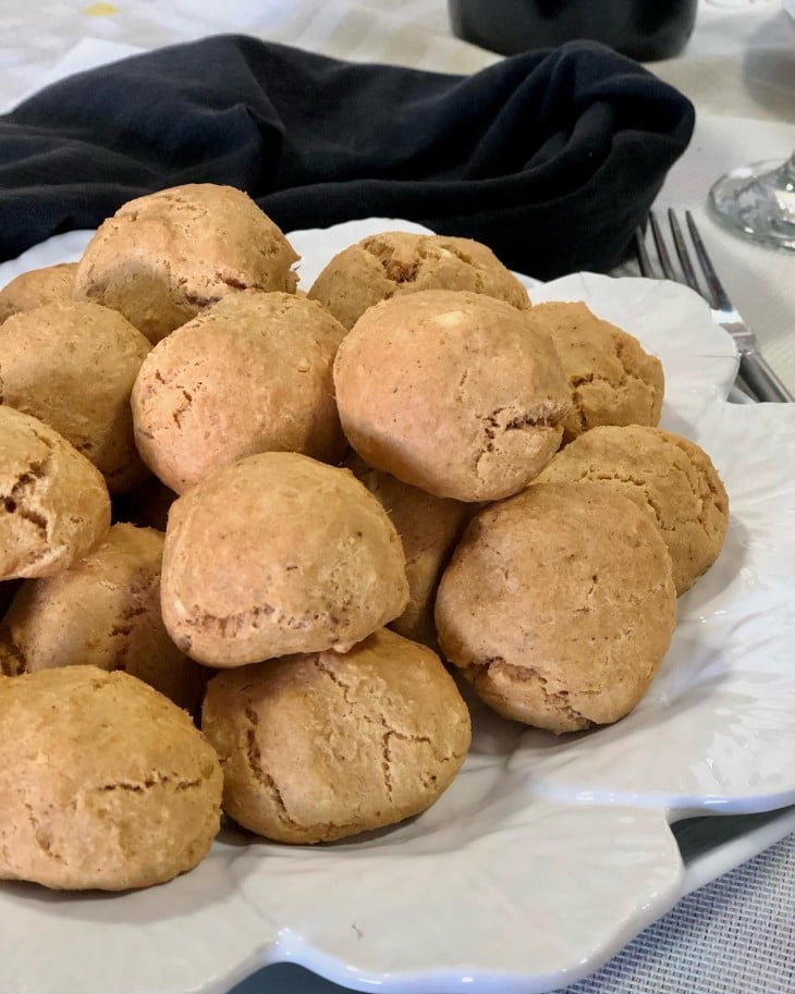 Bolinho de grão-de-bico e atum