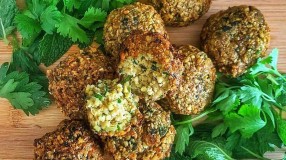 Bolinho de grão-de-bico e hortelã