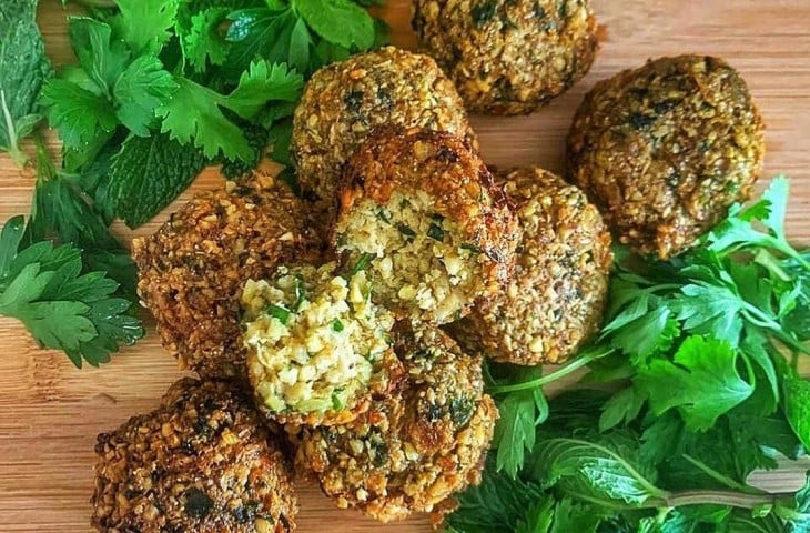 Bolinho de grão-de-bico e hortelã