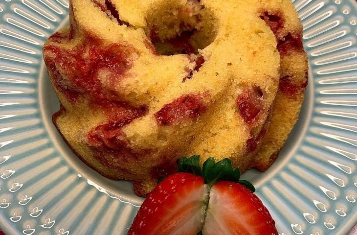 Bolinho de laranja com morango