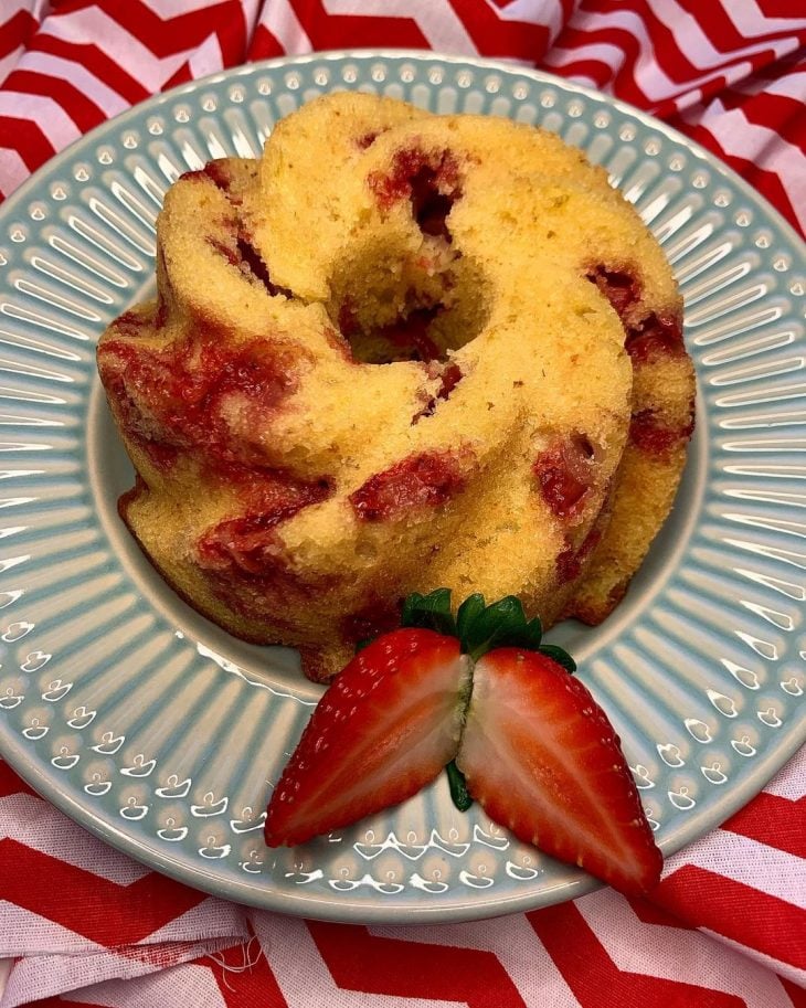 Bolinho de laranja com morango