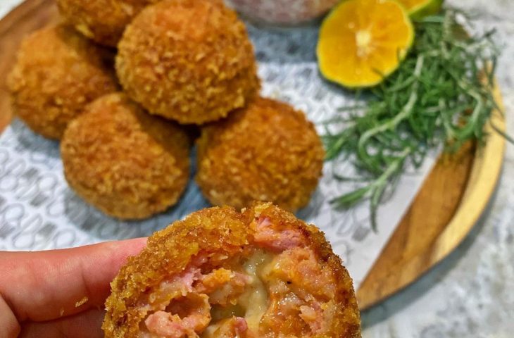 Bolinho de linguiça com provolone