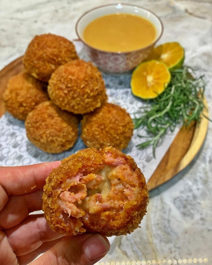 Bolinho de linguiça com provolone