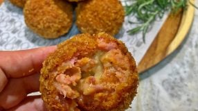 Bolinho de linguiça com provolone
