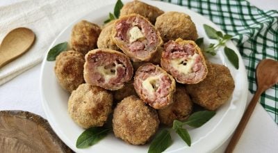 Bolinho de linguiça com queijo