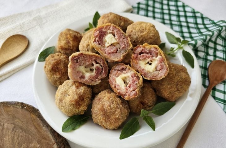 Bolinho de linguiça com queijo