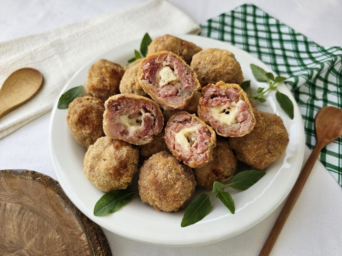 Bolinho de linguiça com queijo