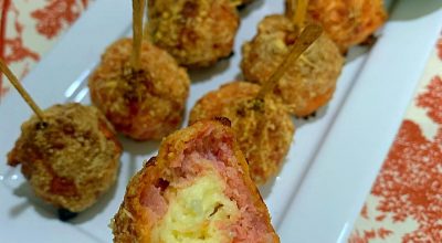 Bolinho de linguiça no palito