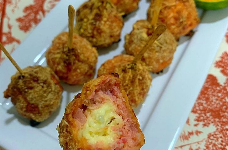 Bolinho de linguiça no palito