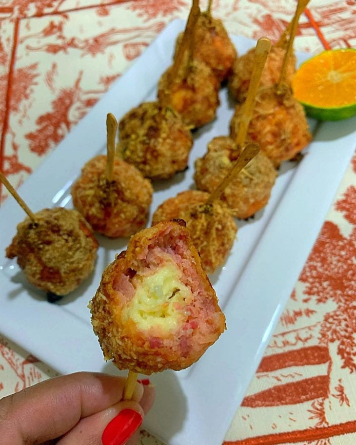 Bolinho de linguiça no palito