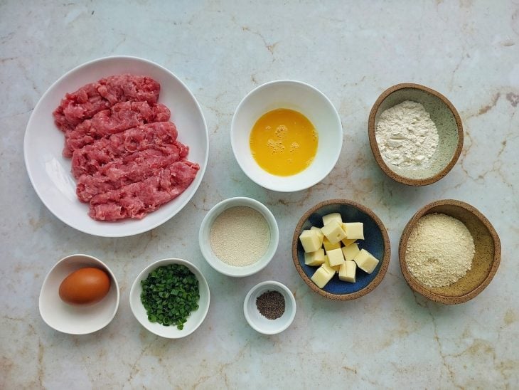 Ingredientes reunidos na bancada.