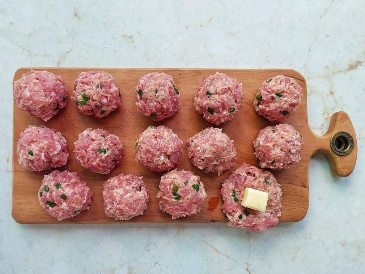 Bolinhas de carne já prontas.