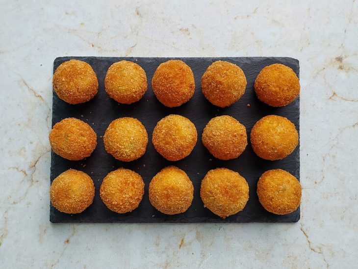 Bolinhos prontos, descansando em tábua.