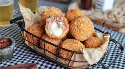 Bolinho de linguiça toscana