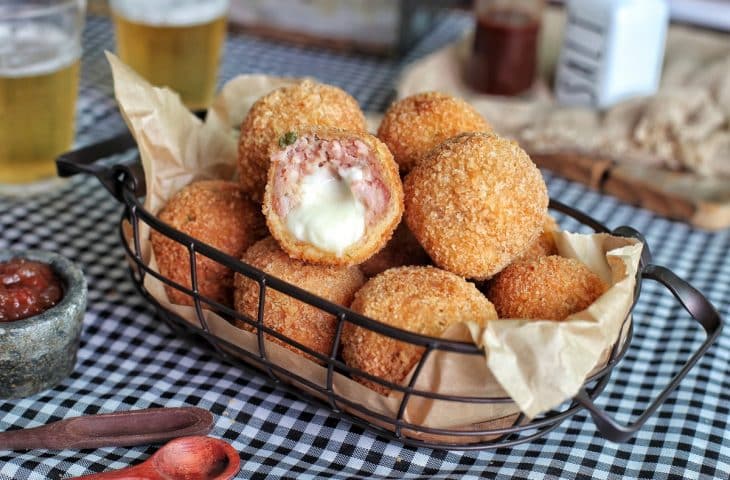 Bolinho de linguiça toscana
