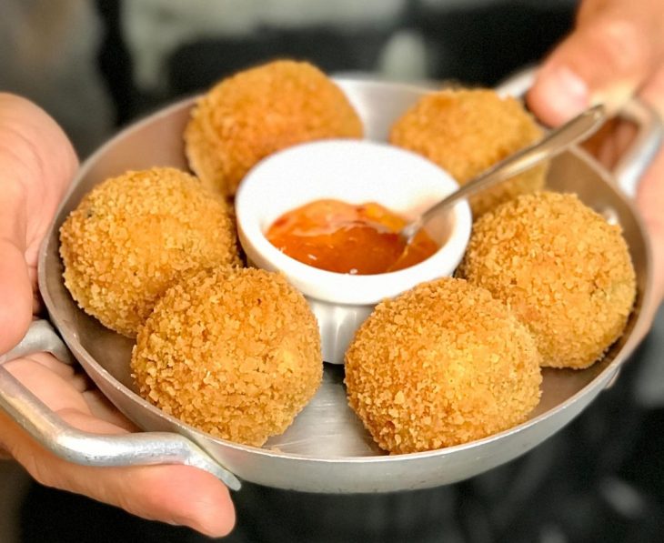 Bolinho de linguiça toscana