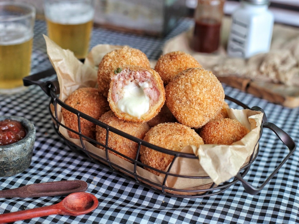 Bolinho de linguiça toscana
